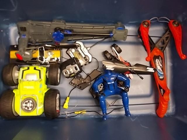 lot 44 image: Air Hogs, Tonka&nbspCar, Remote Co...