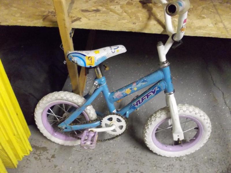 lot 9 image: Little Girls 12" Huffy Bike (...
