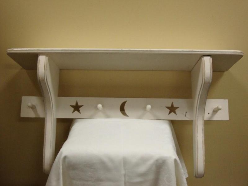 lot 116 image: White painted wall shelf with peg h...
