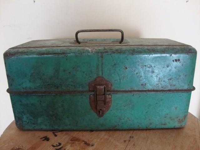 lot 19 image: Vintage tackle box w asst fishing ...