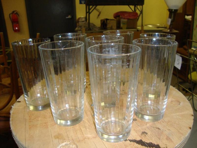 lot 26 image: Vintage glass set - 8 pc. All in pe...