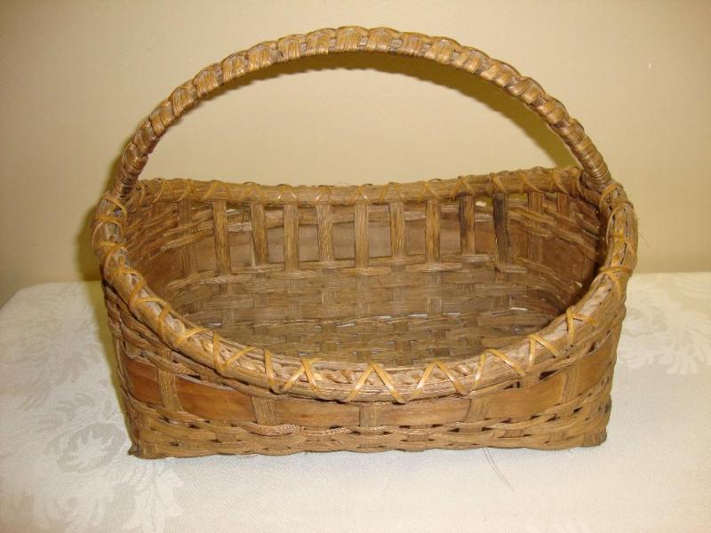 lot 38 image: Vintage wicker basket....