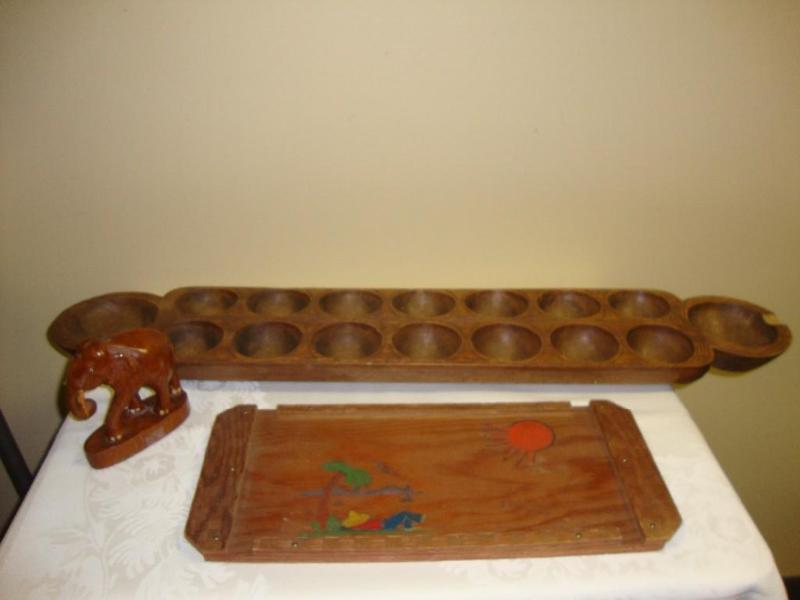 lot 40 image: Lot of 3 wooden items. Game board, ...