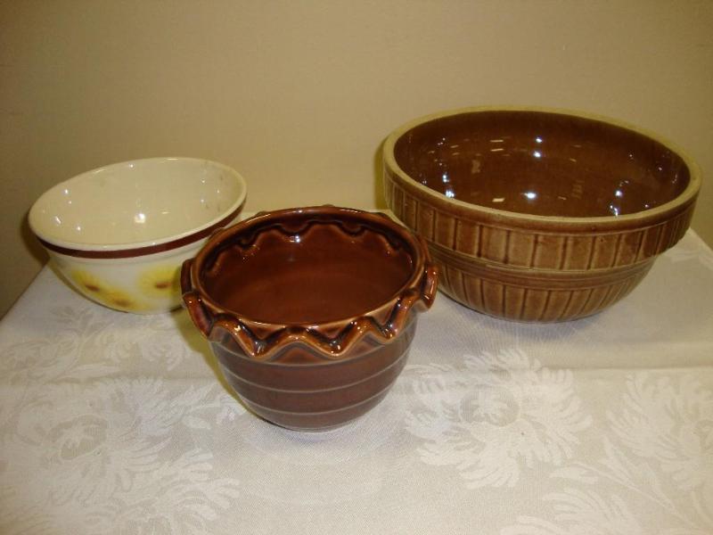 lot 51 image: Lot of 3 bowls - all ceramic. All i...