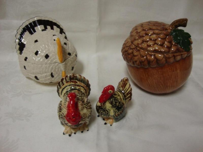 lot 54 image: Lot of 3 ceramic pcs - 1 pr. Of tur...