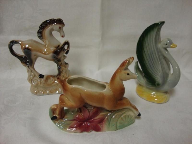lot 55 image: Lot of 3 ceramics - vintage swan pl...