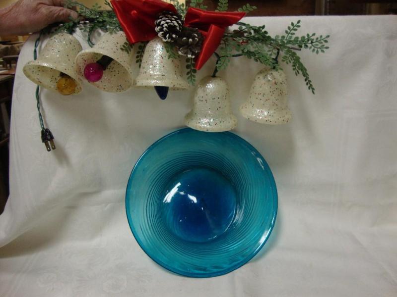 lot 58 image: Lot of 2 - Aqua glass bowl & vi...
