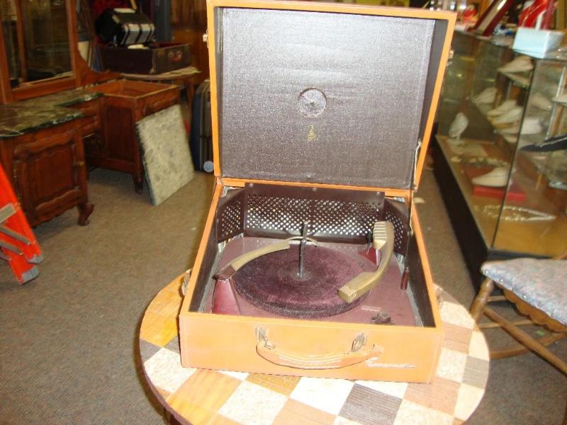 lot 6 image: Emerson Mid-Century record player. ...