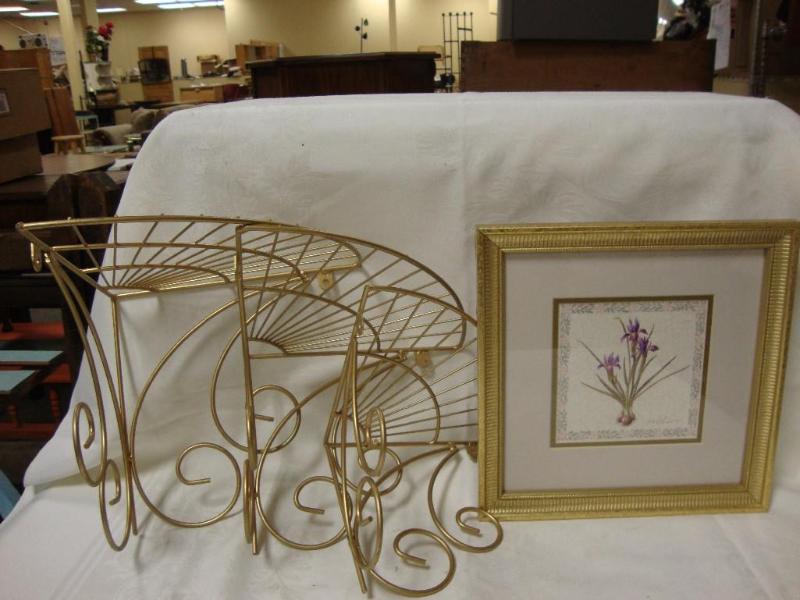 lot 72 image: Lot of 2 - Set of gold metal corner...
