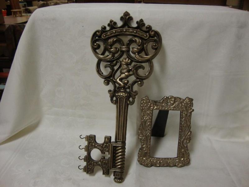 lot 74 image: Lot of 2 - one key shaped key holde...