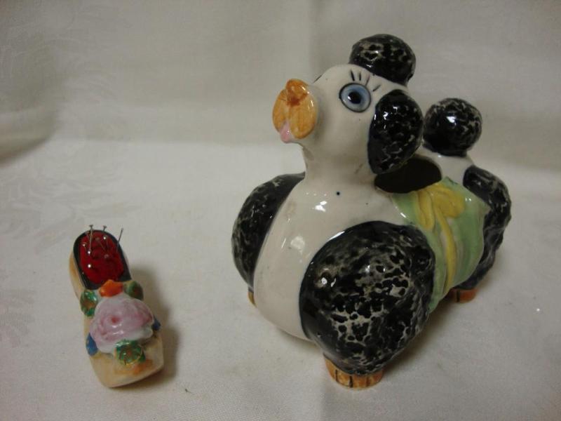 lot 85 image: Lot of 2 - Shoe pin cushion & p...