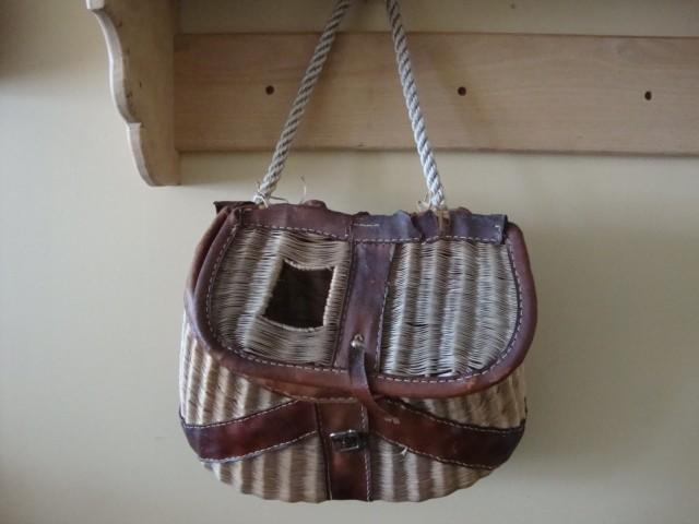 lot 9 image: Vintage fishing creel....