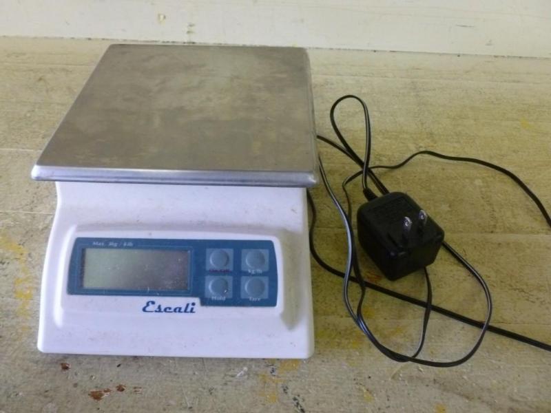 lot 71 image: Escali 6 lbs. digital scale, tested...