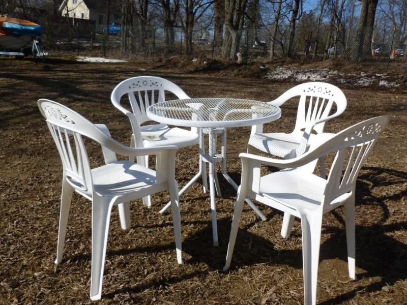 lot 81 image: Five piece patio set that includes ...