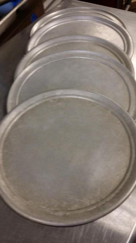 5 Aluminum pizza pans 12&quot...
