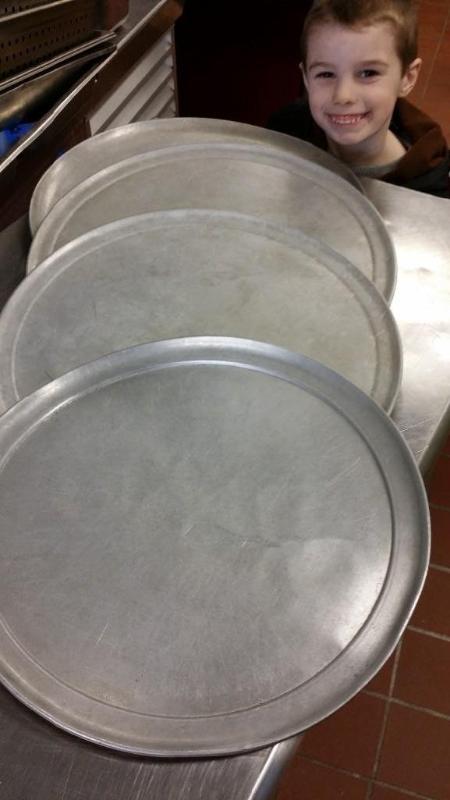 4 Aluminum pizza pans 16&quot...