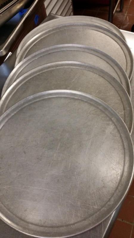 5 Aluminum pizza pans 16...