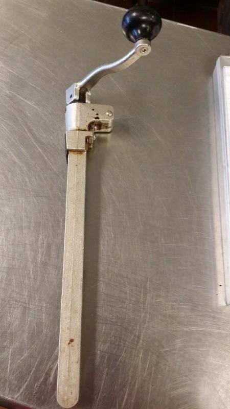 Can opener has no mount bracket...