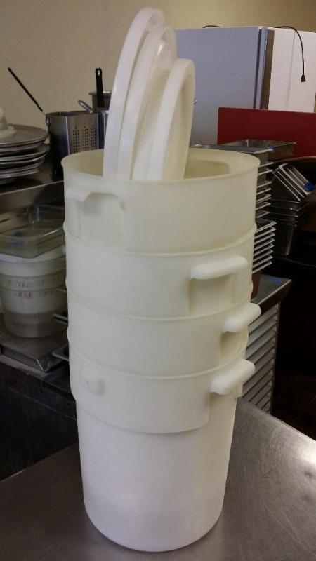 (4) 5 gallon buckets with lids...