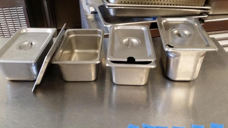4 Stainless steel buffet pans with ...