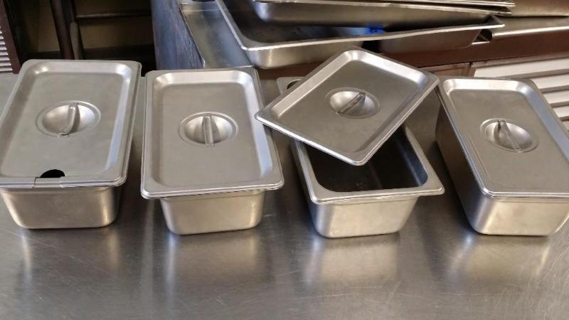 4 Stainless steel buffet pans with ...
