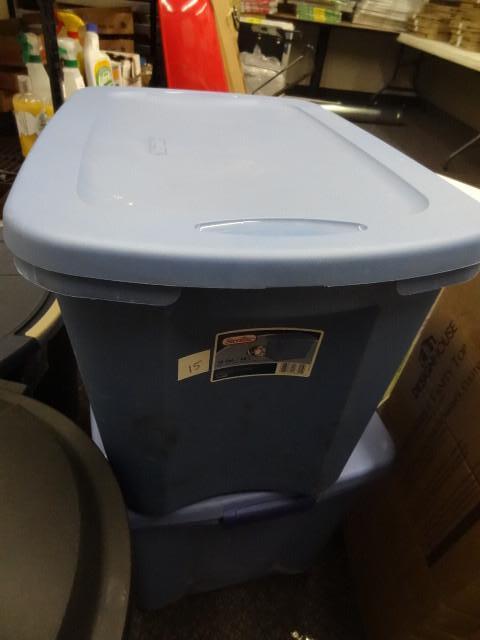 Used Sterillite 18 gal. Tote with l...