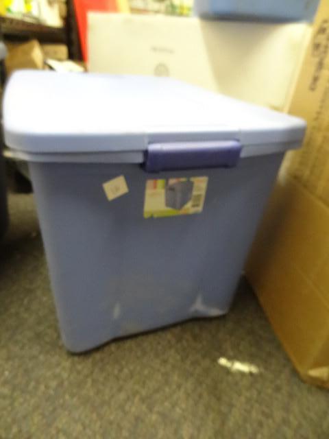 Used Sterillite 22 gal Latch Tote w...