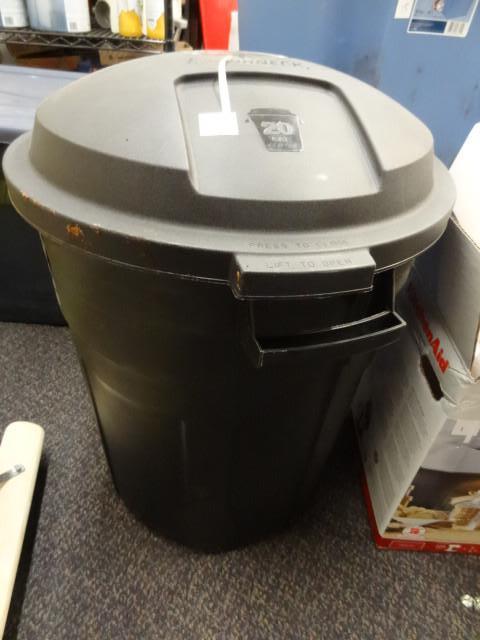 New Rubbermaid Roughneck 20 gal. Ga...