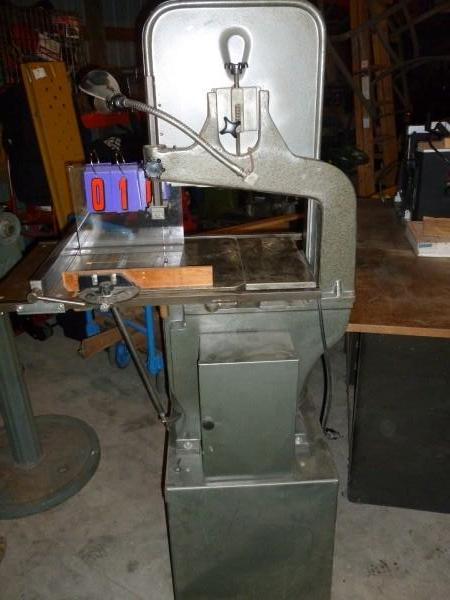 lot 10 image: Wholesale brand 14" band saw. ...