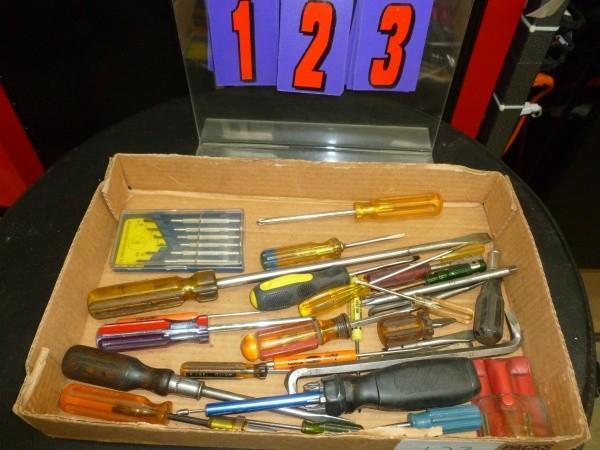 lot 123 image: Flat of misc screwdrivers. 1 set of...
