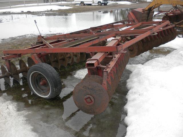 lot 14 image: International 37 Disc  14 Tandem D...