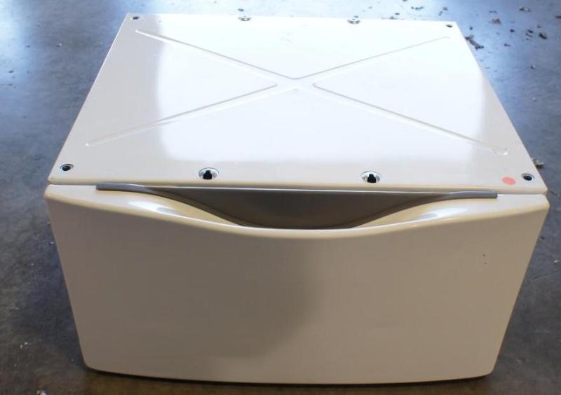 lot 22 image: White Laundry Pedestal For your Was...