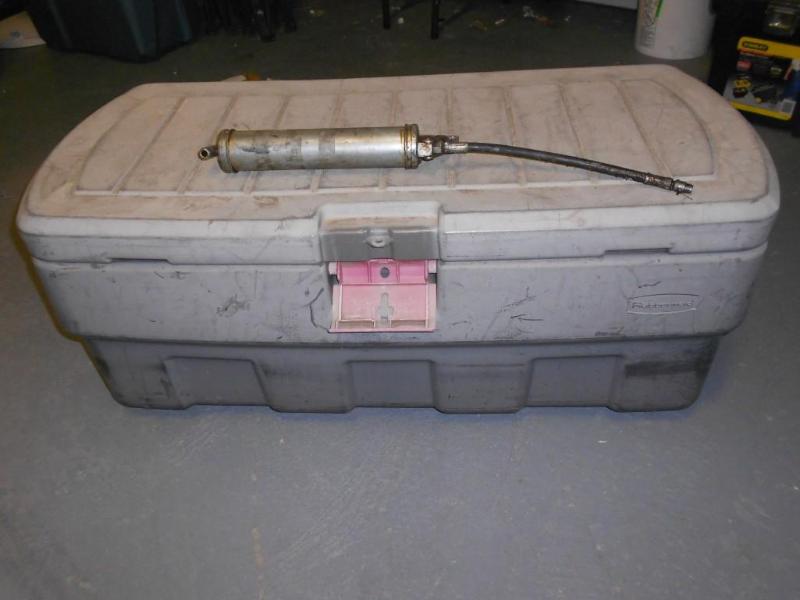Rubbermaid Heavy Duty storage bin a...