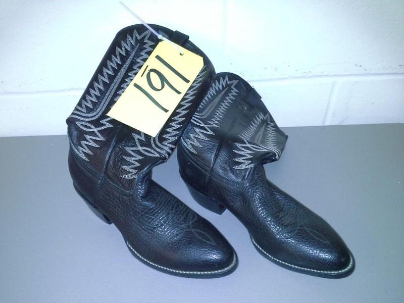 Mens cowboy boots size 8.5...