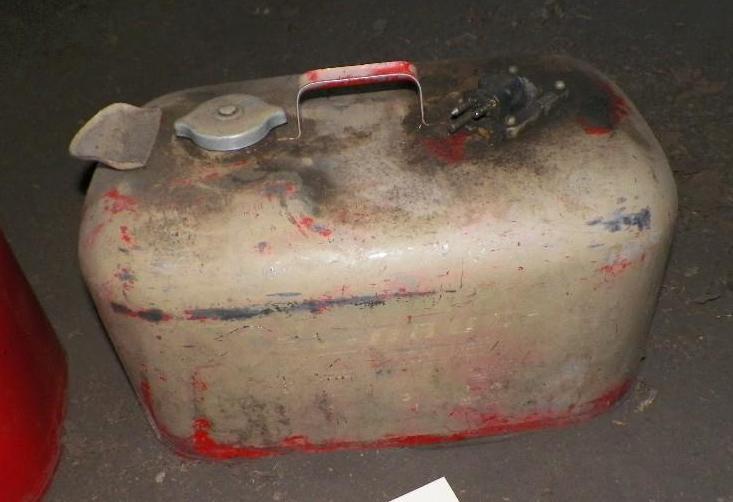 lot 12 image: Evenrude&nbsp6 Gallon Gas Tank...