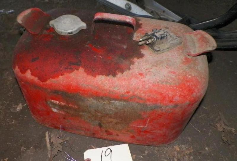 lot 19 image: Johnson Evenrude 6 Gallon Gas Tank...