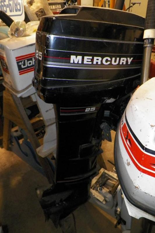 lot 30 image: Mercury 25 HP motor. 1988-89.  ...