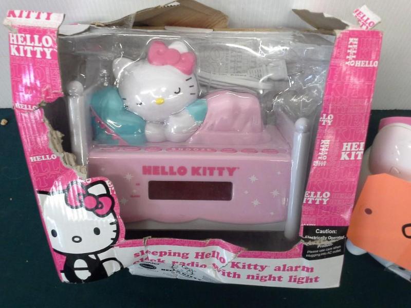 lot 213 image: HELLO KITTY, alarm clock radio with...