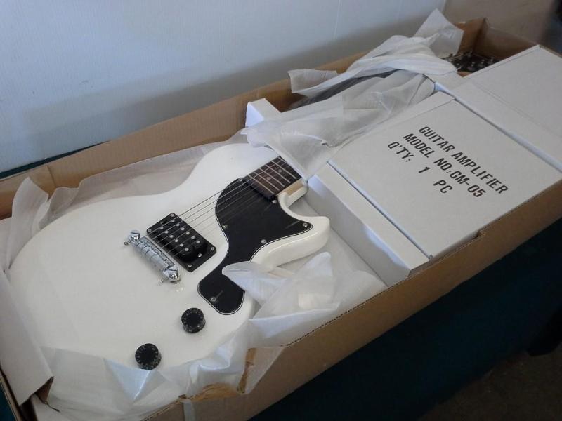 lot 31 image: Gibson Maestro Electric Guitar. Bid...