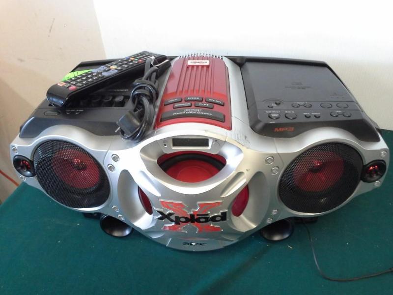 lot 68 image: Sony Xplod CD Radio Cassette-cord...