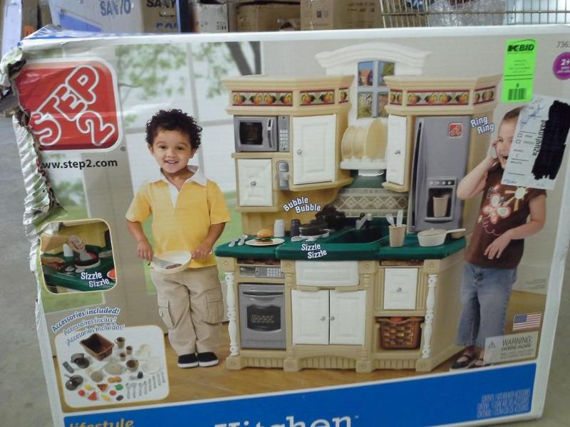 lot 8 image: Step 2 Lifestyle Dream Kitchen. Bid...