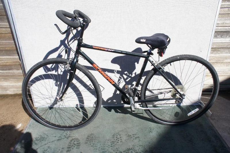 lot 10 image: Schwin Crosscut Mens Bike. Black 21...