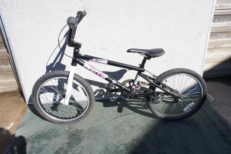 lot 11 image: GT Mac 1 pro Black & White Bike...