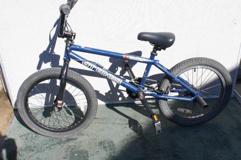 lot 16 image: GT Bump Childs Bike Dark Blue with ...