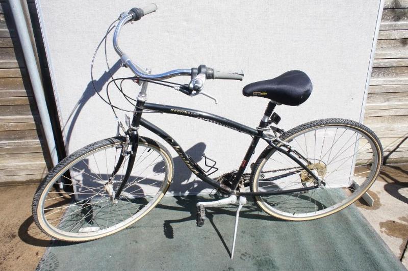 lot 2 image: Schwin Searcher GS Mens 21 speed Bl...
