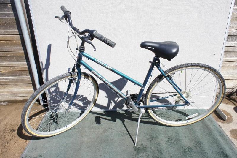 lot 3 image: Schwin Overland Womans Bike. Dark G...