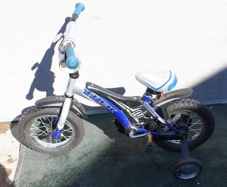 lot 31 image: Trek 12 Jet Childs bike with Traini...