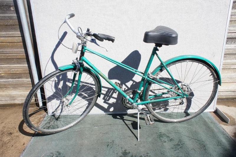 lot 6 image: Raleigh London Womans Bike 10 speed...