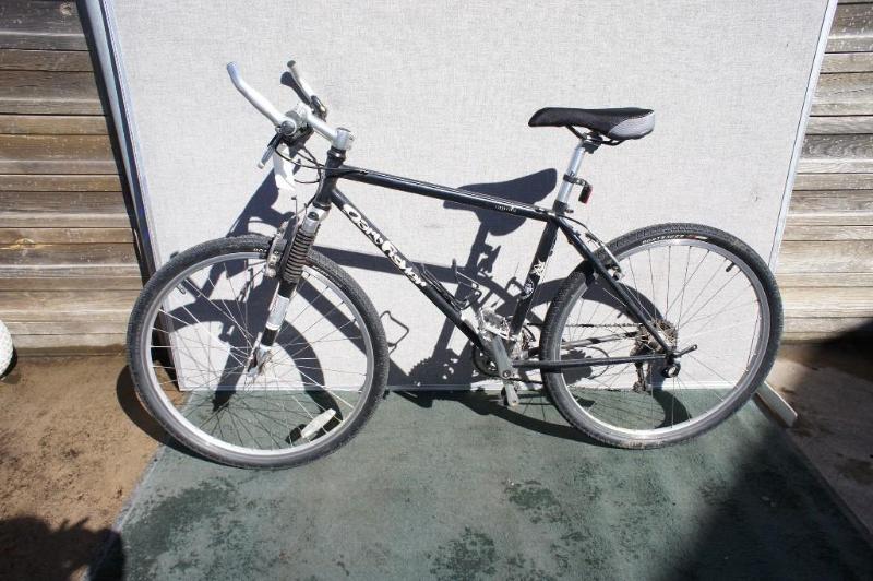 lot 7 image: Gary Fisher Mens Mountain Bike. Bla...