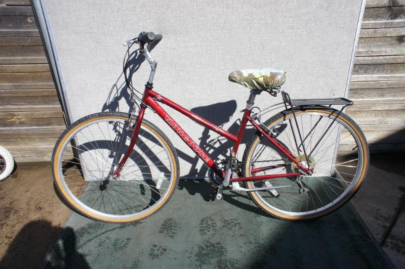 lot 9 image: Mongoose Crossway 350 Womans Bike. ...